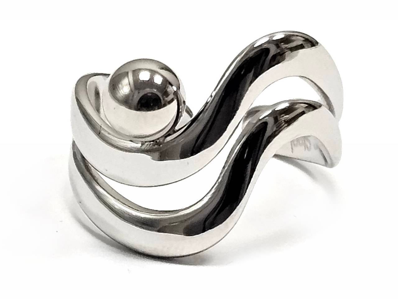 Μοντέρνο Γυναικείο Δαχτυλίδι Ασημένιο με Κυματοειδές Μοτίβο και Γυαλιστερή Σφαίρα | 2422-007A