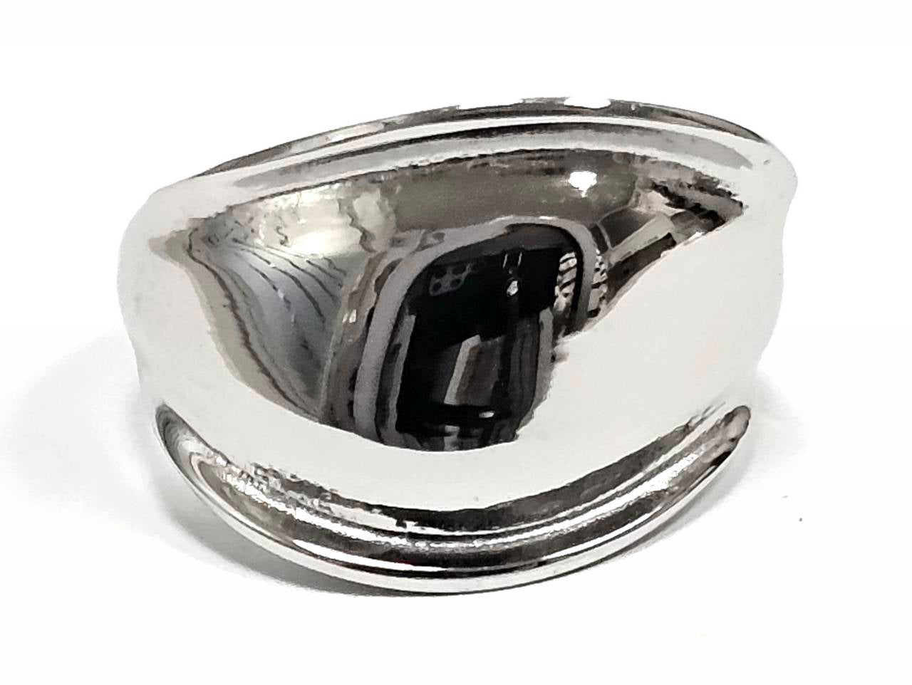 Μοντέρνο Γυναικείο Δαχτυλίδι σε Μινιμαλιστικό Σχέδιο με Κυματοειδές Μοτίβο | 2422-008A