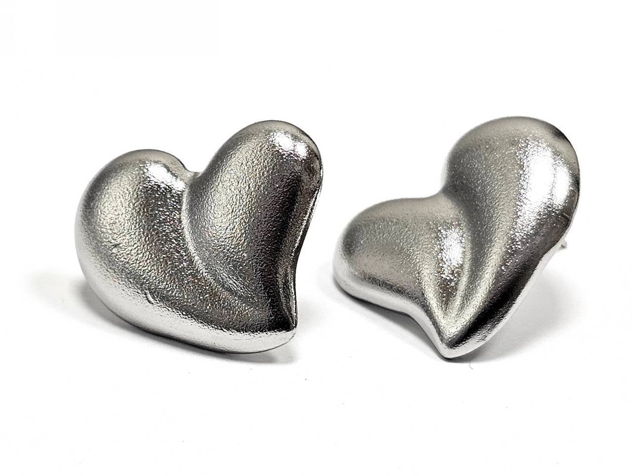 Μεγάλα Σκουλαρίκια Καρδιά με Ασημένιο Φινίρισμα και Μοντέρνο Σχεδιασμό | 2422-015A