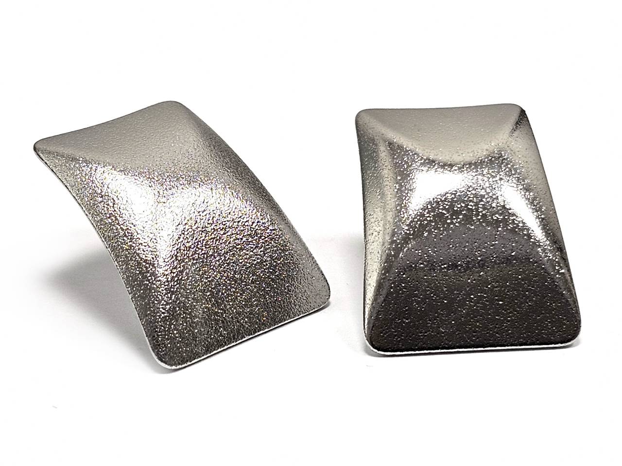 Μοντέρνα Ασημένια Τριγωνικά Σκουλαρίκια με Ματ Φινίρισμα | 2422-016A