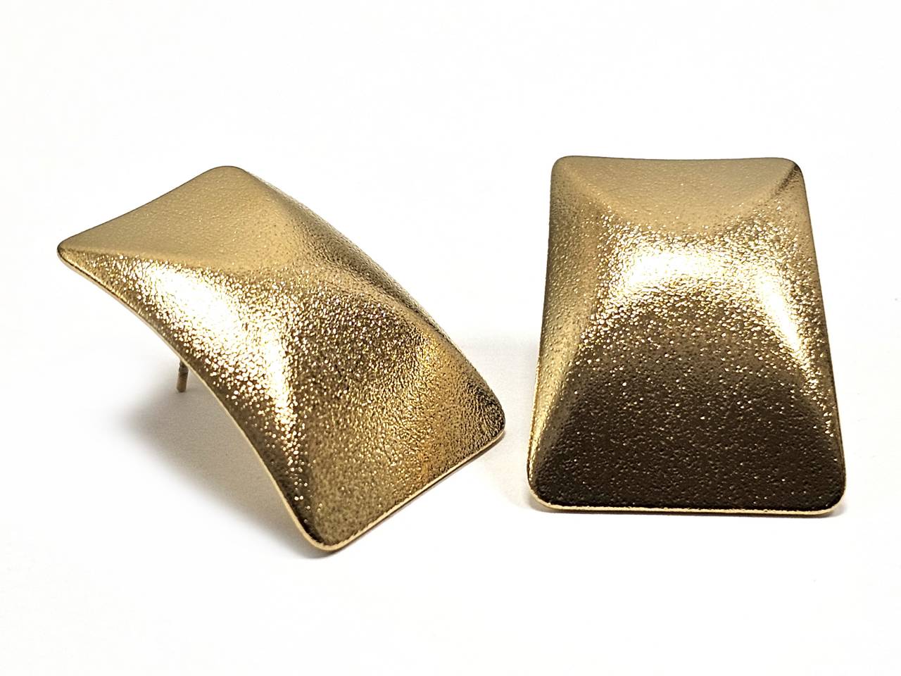 Μοντέρνα Χρυσαφί Σκουλαρίκια με Ματ Φινίρισμα και Ανάγλυφη Υφή | 2422-016X