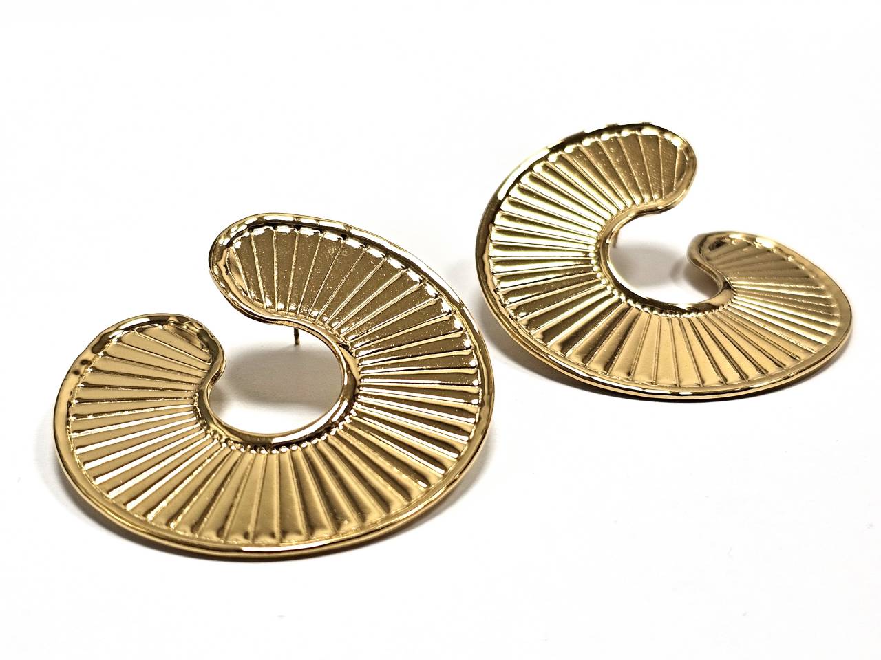 Μοντέρνα Χρυσαφένια Σκουλαρίκια σε Σχέδιο Κυματιστής Έλικας με Ανάγλυφη Υφή | 2422-017X