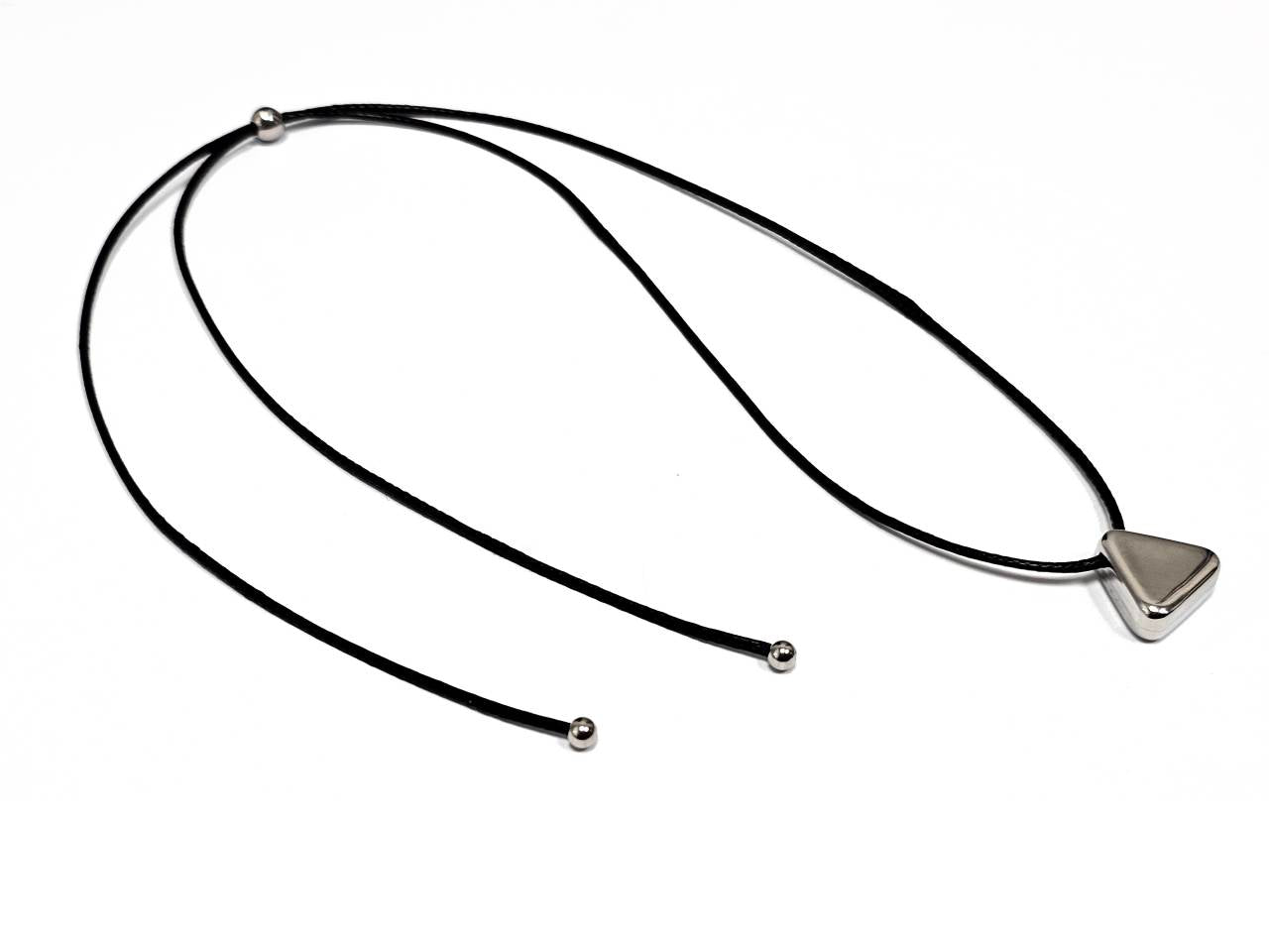 Γυναικείο Κολιέ με Μαύρο Κορδόνι και Ασημένιο Τριγωνικό Στοιχείο | 2512-120A