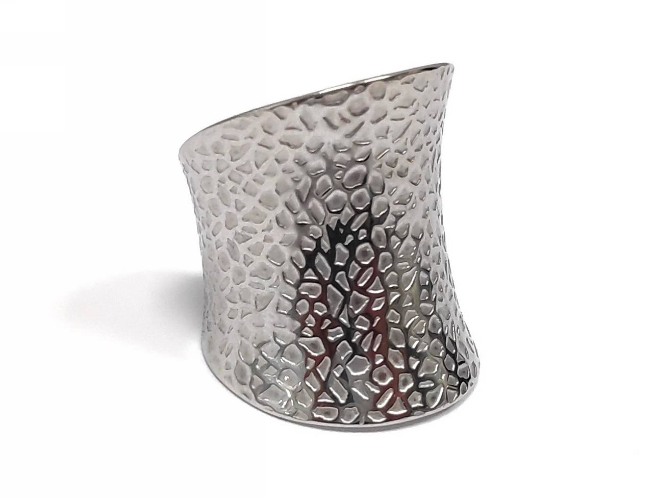 Ασημί Γυναικείο Δαχτυλίδι με Σφυρηλατημένη Υφή και Φαρδύ Σχέδιο | 2412-004A