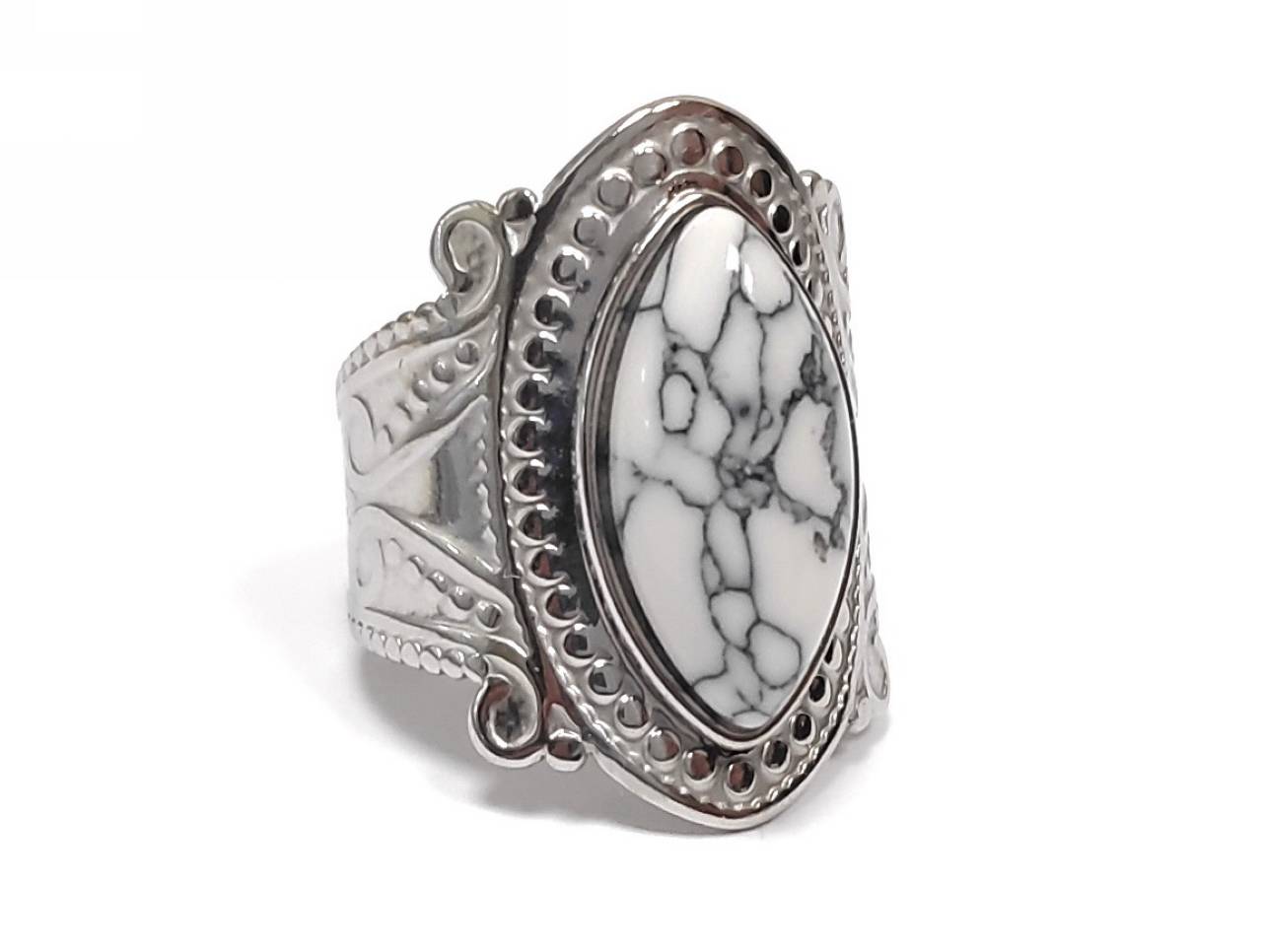 Γυναικείο Ασημένιο Δαχτυλίδι με Οβάλ Λευκή Πέτρα και Ανάγλυφο Σχέδιο | 2412-039A