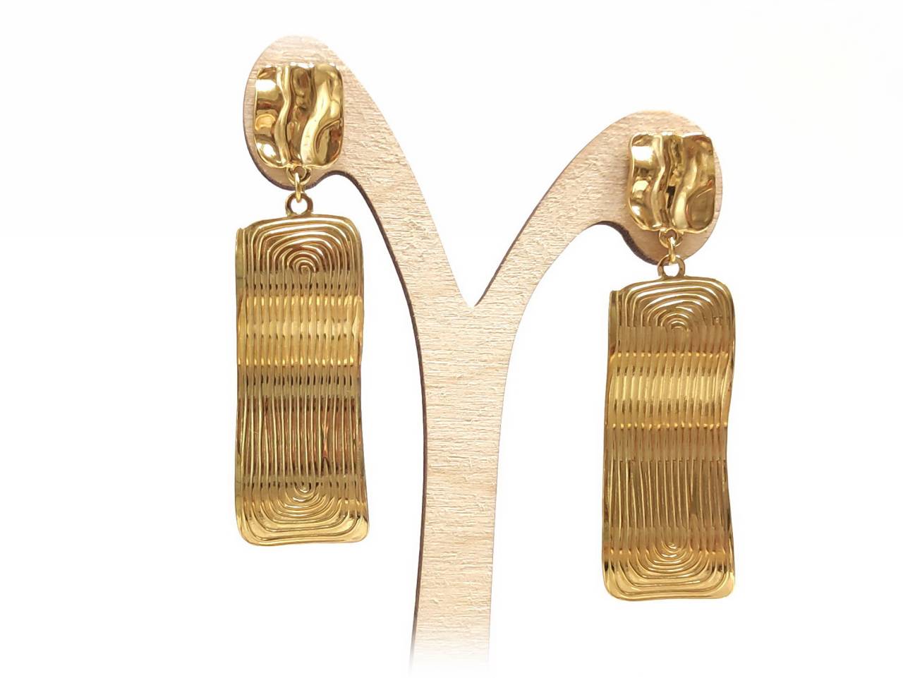 Κομψά Χρυσά Σκουλαρίκια με Ανάγλυφο Σχέδιο και Κρεμαστό Ορθογώνιο Διάκοσμο | 2412-120X