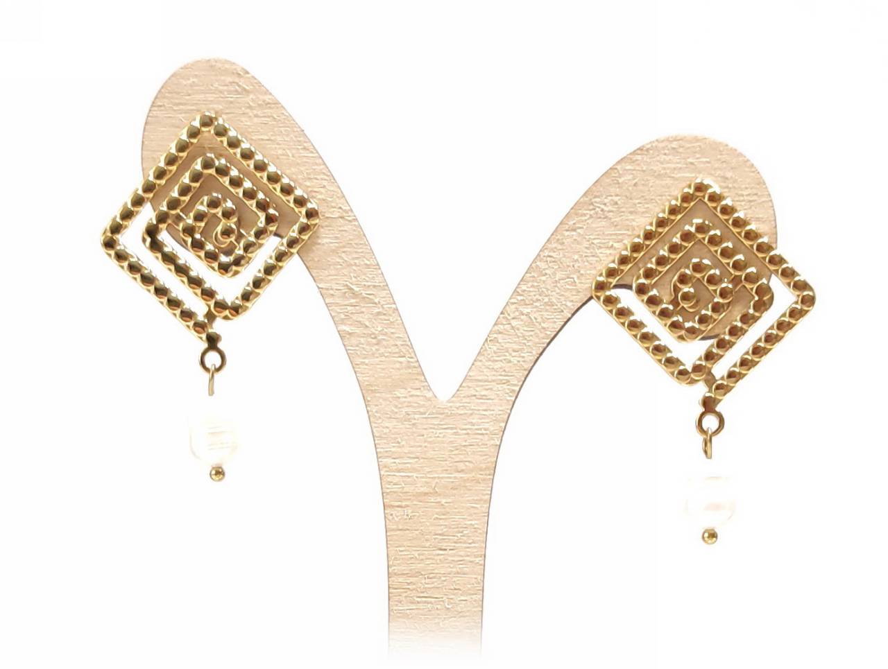 Κομψά Χρυσαφένια Σκουλαρίκια με Διακοσμητική Πλεκτή Μορφή και Φιλντισένια Χάντρα | 2412-144X