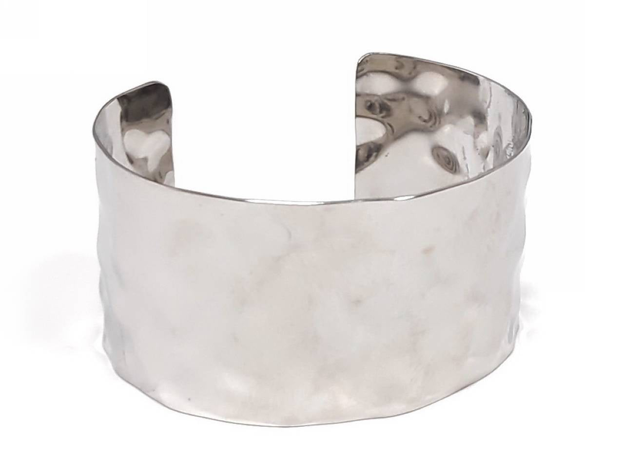 Λαμπερό Μεταλλικό Βραχιόλι Με Ανοιχτό Σχέδιο και Φαρδιά Επιφάνεια | 2412-210A