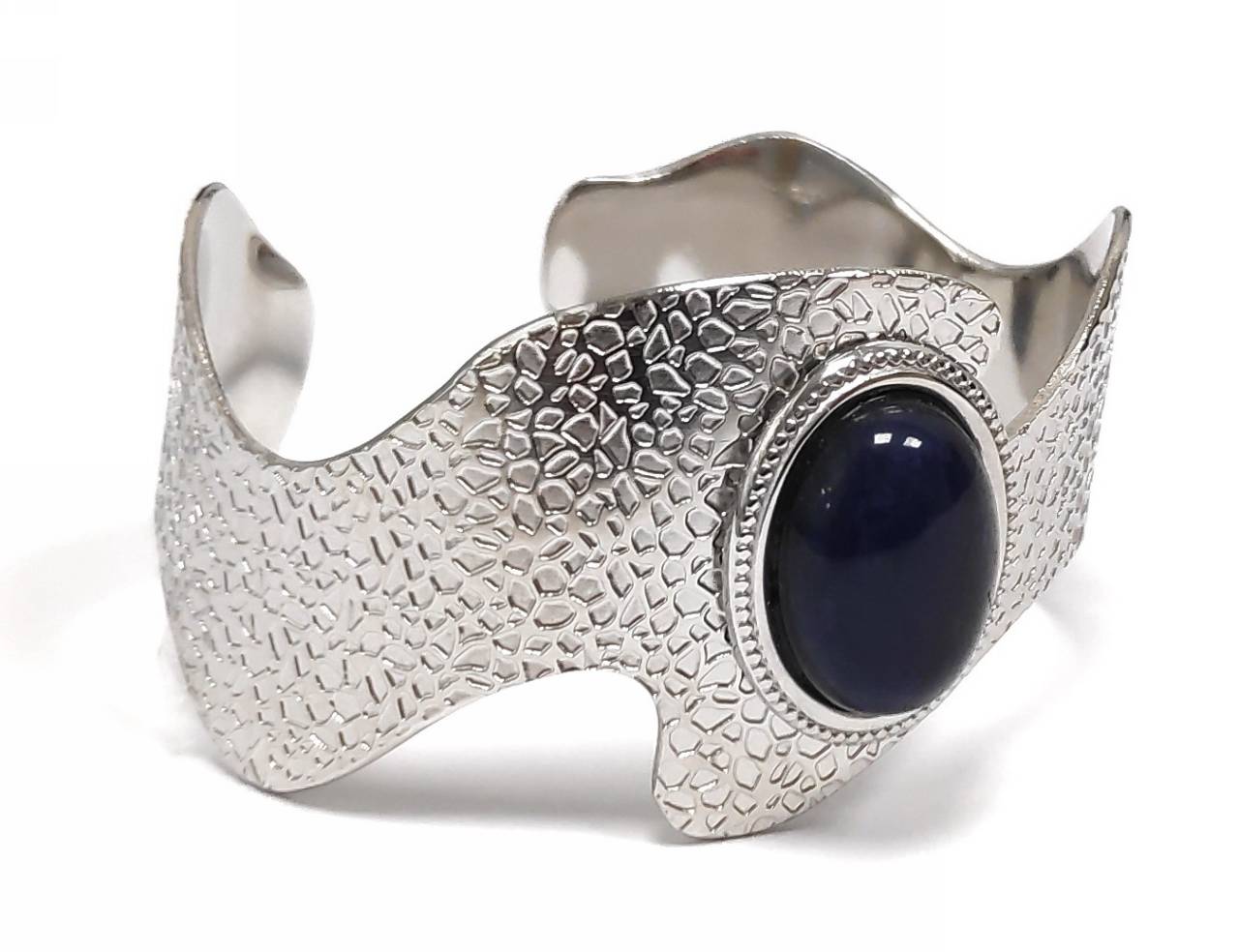Εντυπωσιακό Ασημένιο Βραχιόλι Μανσέτα με Οβάλ Σκούρα Μπλε Πέτρα και Ανάγλυφο Μοτίβο | 2412-232A