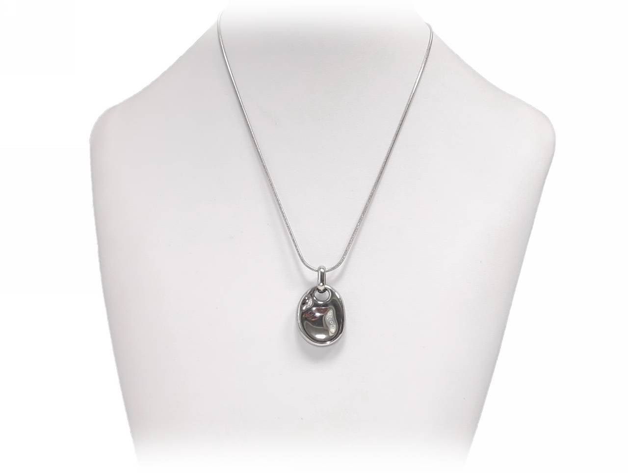 Κομψό Γυναικείο Κολιέ με Αλυσίδα Snake και Στρογγυλό Μενταγιόν με Χαραγμένη Καρδιά | 2412-513A