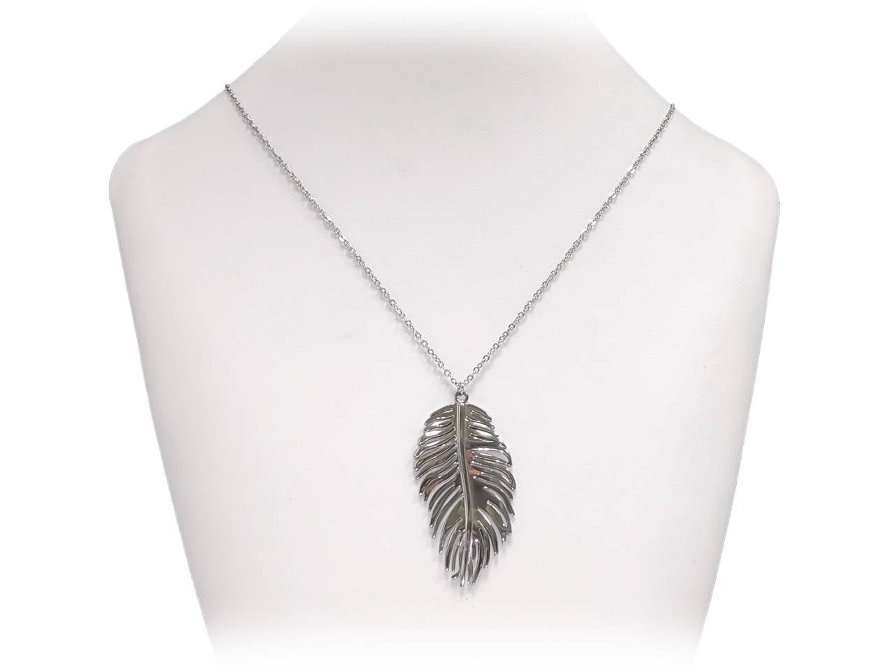 Κολιέ με Μενταγιόν Φτερό Ασημί Απόχρωσης με Λεπτομερή Διακόσμηση | 2412-517A