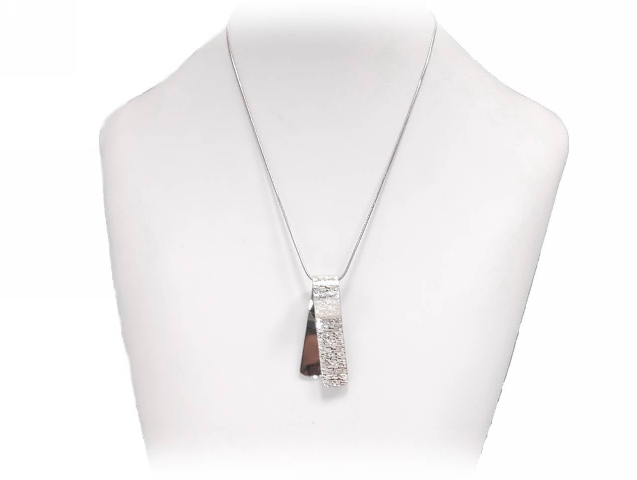 Μοντέρνο Μεταλλικό Κολιέ με Μακρόστενο Μενταγιόν και Διακοσμητικές Γραμμές | 2412-525A