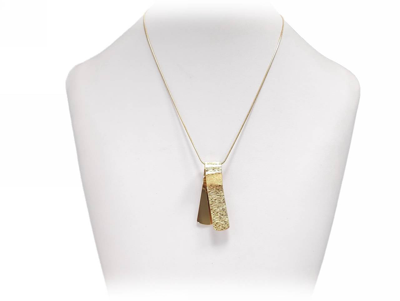 Κολιέ με Χρυσή Αλυσίδα και Γεωμετρικό Μενταγιόν σε Μίνιμαλ Σχεδιασμό | 2412-525X