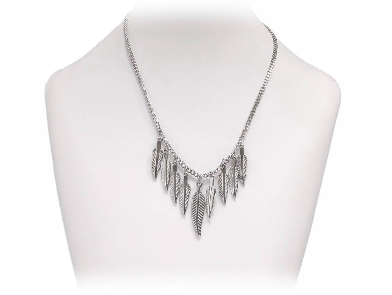 Ασημί Γυναικείο Κολιέ με Κρεμαστά Φτερά και Ανάγλυφη Διακόσμηση | 2412-529A