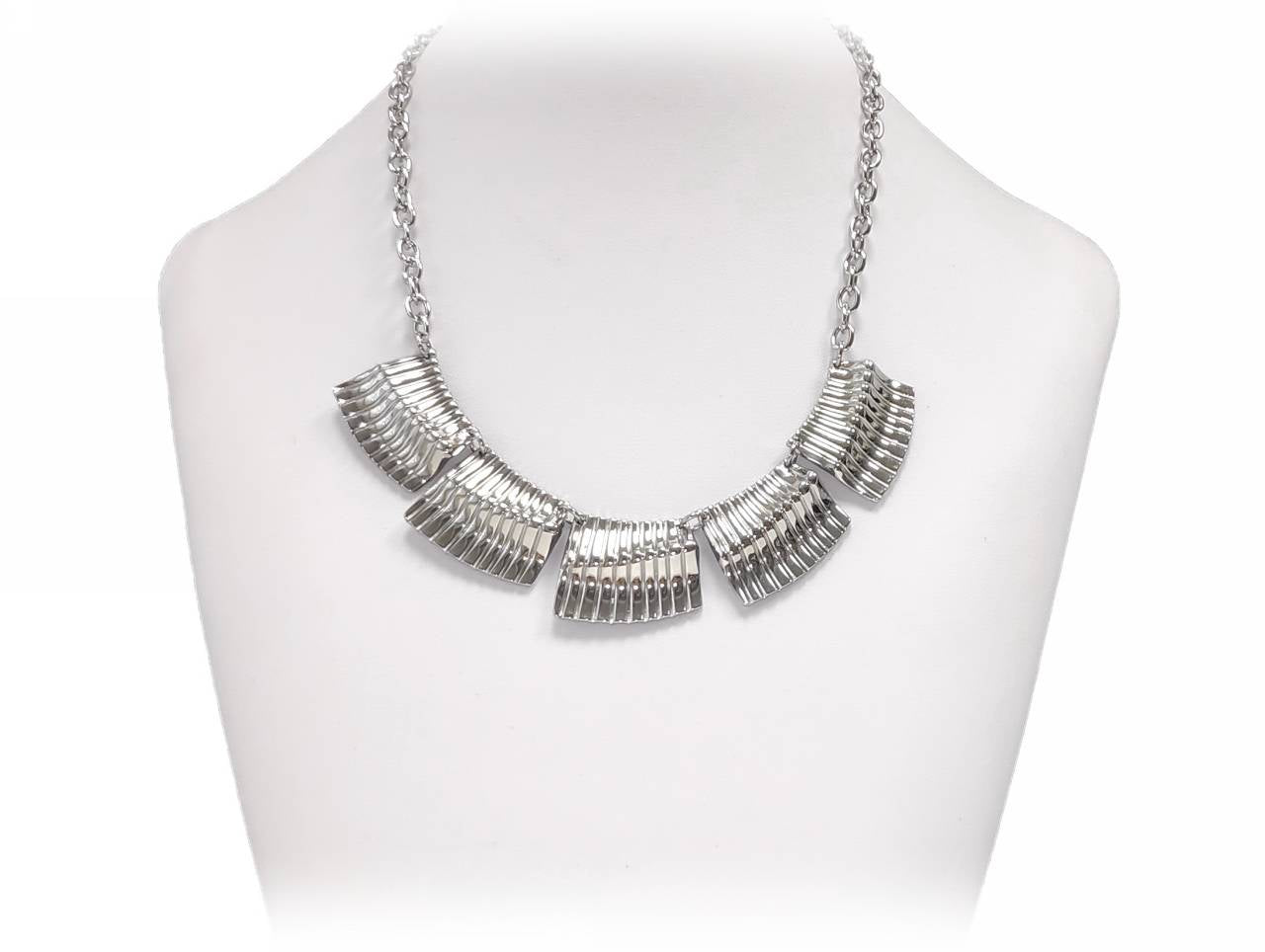 Μοντέρνο Μεταλλικό Κολιέ με Πτυχωτές Λωρίδες και Ραβδώσεις | 2412-530A