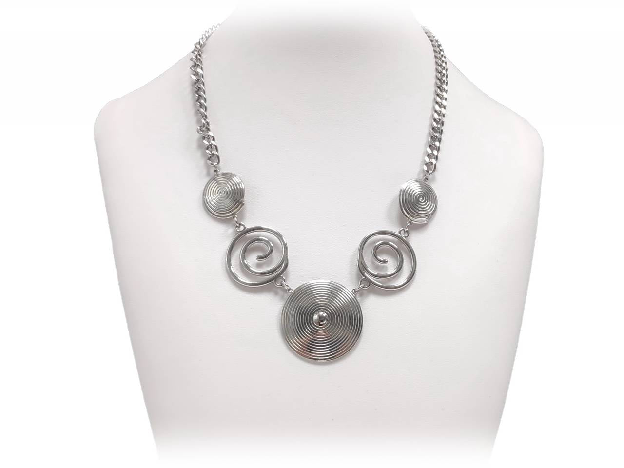 Κολιέ Γυναικείο Ασημένιας Απόχρωσης με Συμμετρικά Κυκλικά Μοτίβα και Διακοσμητικές Σπείρες | 2412-531A