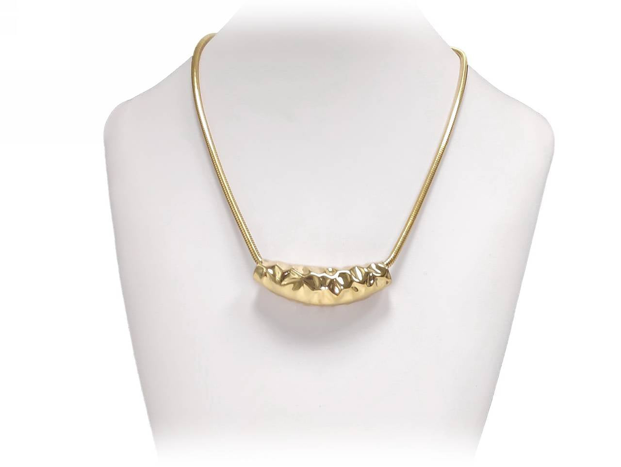 Μοντέρνο Γυναικείο Κολιέ με Μενταγιόν Μισοφέγγαρο σε Χρυσαφί Απόχρωση με Ανάγλυφο Μοτίβο | 2412-535X