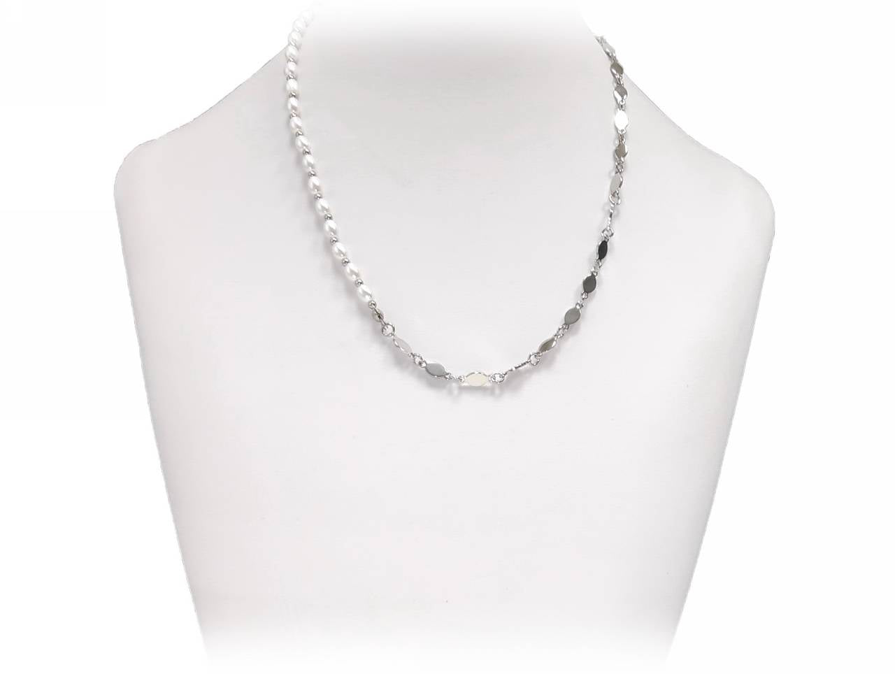 Κομψό Γυναικείο Βραχιόλι με Εναλλαγή Μεταλλικών Στοιχείων και Πέρλες | 2412-541A