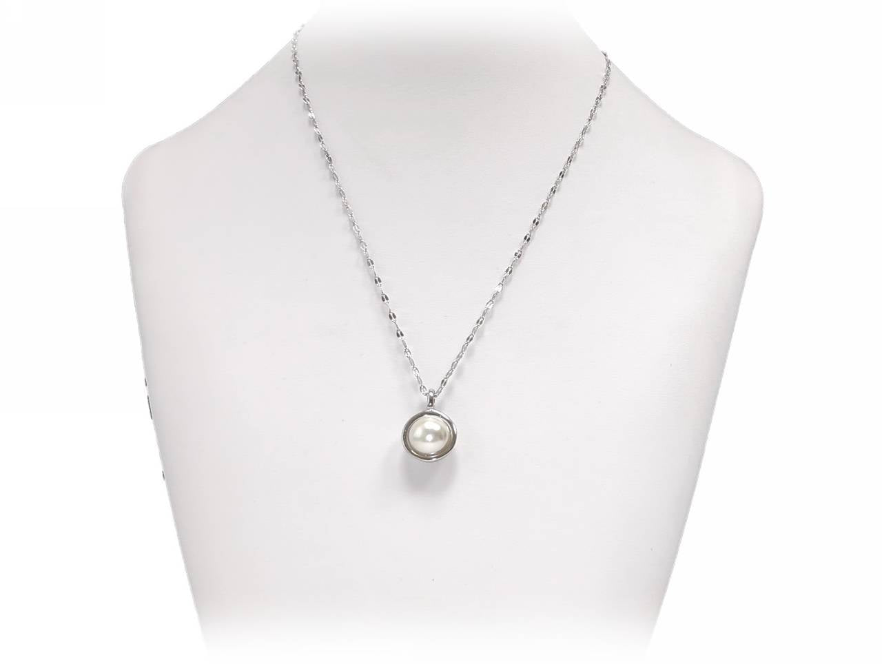 Κολιέ με Ιριδίζον Μαργαριτάρι και Μεταλλική Αλυσίδα σε Ασημί Απόχρωση | 2412-545A
