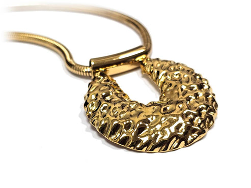 Γυναικείο κολιέ με ανάγλυφο χρυσό ημικυκλικό μενταγιόν