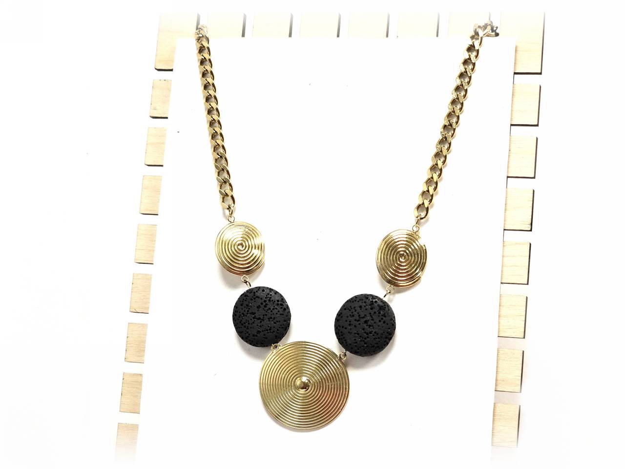 Κολιέ Πέτρα 316L, αλυσίδα με σπείρα και λάβα σε χρώμα Χρυσαφί