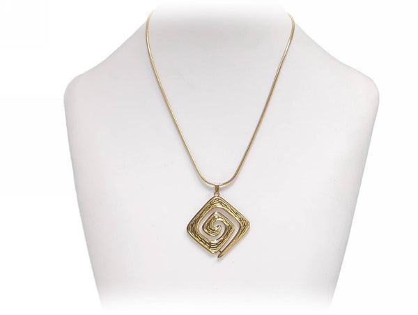 3.sygchronoy-gynaikio-kolie-me-chrysi-pentalfa-kai-geometrika-schedia